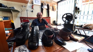 Konyalı Mehmet Usta, 24 yıldır kendisi gibi yürüme engelli olanlara özel ayakkabı üretiyor