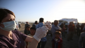 Mevsimlik tarım işçilerine çadırlarında aşı hizmeti sürüyor 