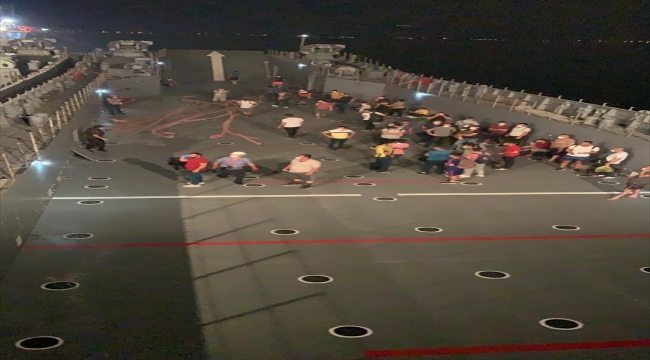 Milas'ta yangın bölgesindeki vatandaşlar Deniz Kuvvetleri Komutanlığı gemileriyle tahliye ediliyor