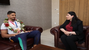 Milli güreşçi Taha Akgül, Sivas Valiliğince hediye edilen altınları afetzedelere bağışladı