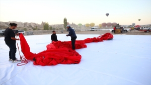 Nevşehir'de ay yıldız desenli yerli üretim sıcak hava balonu tanıtıldı