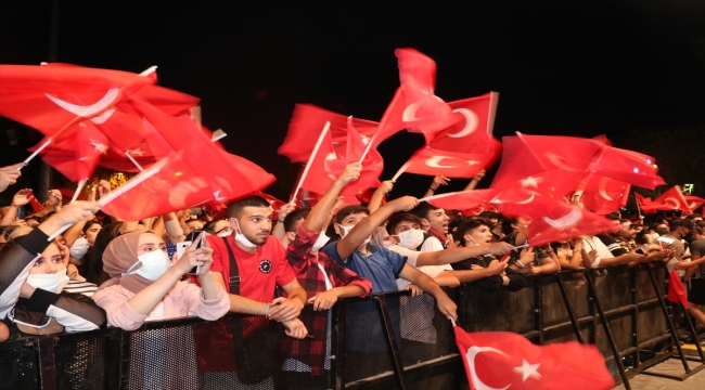 Sanatçı Hadise 30 Ağustos Zafer Bayramı'nda Ankara'da konser verdi