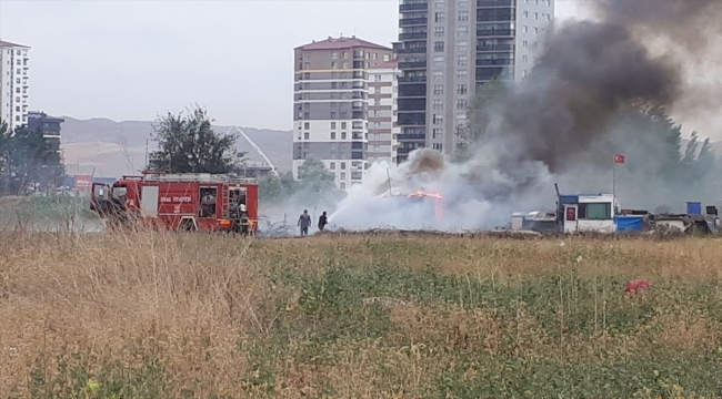 Sivas'ta baraka yangını itfaiye ekiplerince söndürüldü 