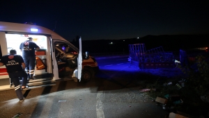 Sivas'ta hafif ticari araç ile kamyonet çarpıştı: 3 yaralı 