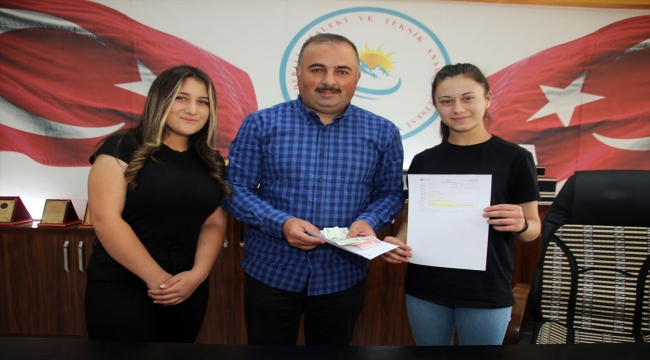 Sivas'ta iki arkadaş harçlıklarını afetzedeler için bağışladı
