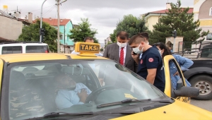 Sivas'ta iki otomobil çarpıştı: 3 yaralı