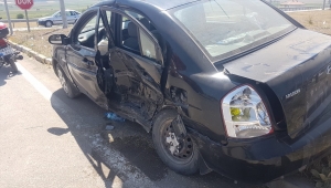 Sivas'ta iki otomobil çarpıştı: 6 yaralı