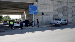 Sivas'ta kamyonet ile otomobil çarpıştı: 3 yaralı 