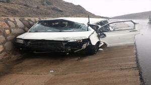 Sivas'ta minibüs istinat duvarına çarptı: 7 yaralı