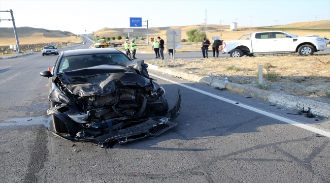 Sivas'ta otomobil ile kamyonet çarpıştı: 5 yaralı