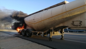 Sivas'ta seyir halindeki çimento mikserinin lastikleri yandı