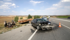 Sivas'ta traktör ile otomobil çarpıştı: 3 yaralı 