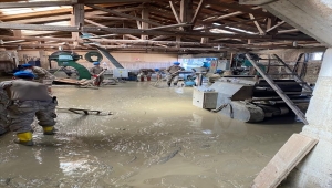 Sivas'tan gönderilen komandolar Ayancık'ta selin izlerini silmeye çalışıyor