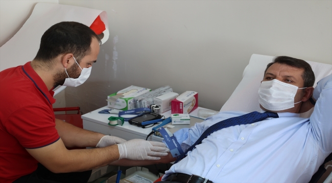 Sivas Valisi Salih Ayhan ve Belediye Başkanı Hilmi Bilgin, kan bağışında bulundu