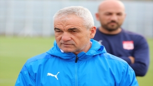 Sivasspor Teknik Direktörü Çalımbay: "Avrupa maçlarına milli maç havasında çıkıyoruz"