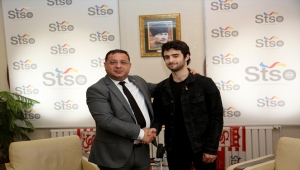 STSO Başkanı Eken, YKS'de Türkiye 45'incisi olan öğrenciyi makamında kabul etti