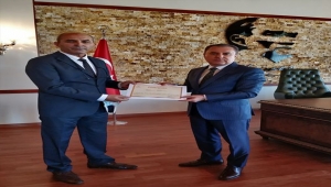 Sungurlu'ya atanan Beypazarı Tapu Müdürü Ergün Karakuloğlu'na teşekkür belgesi