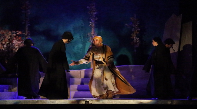 Trabzon Devlet Tiyatrosu, "Yunus'la Yürürken" oyununu Eskişehir'de sahneledi
