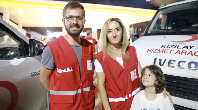 Türk Kızılay gönüllüleri, sel felaketinden etkilenen vatandaşları yalnız bırakmıyor