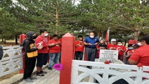 Ulaş'ta Kur'an kursu öğrencileri şehit mezarlarını ziyaret etti