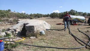 Yayladaki besiciler, küçük baş hayvanlarının susuzluğunu taşıma suyla gideriyor