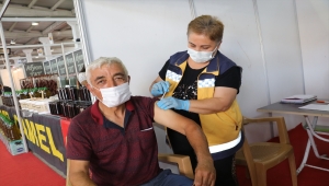 Yozgat'ta fuar alanına kurulan aşı standı ilgi görüyor