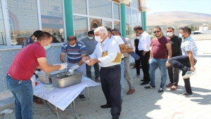 Yunak'ta esnaf tarafından aşure ikramı yapıldı