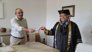 58 yaşında lise diploması aldı, mezuniyet sevincini cübbe giyip kep fırlatarak yaşadı