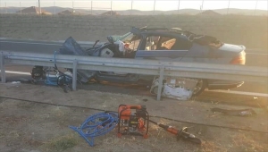 Aksaray'da bariyerlere çarpan otomobildeki anne ve oğlu hayatını kaybetti