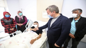 Aksaray Valisi Aydoğdu'dan Afrin'deki saldırıda yaralanan askere ziyaret