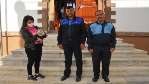 Akşehir'de zabıta ekipleri sokakta bulduğu kediyi sahibine teslim etti