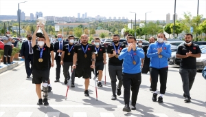 Ampute Milli Futbol Takımı "kupa" sözü verdikleri sağlıkçıları ziyaret etti