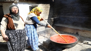 Ankara'da kışlık ev salçası ve tarhana mesaisi başladı