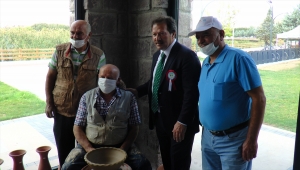 ANKESOB Başkanı Yiğiner'den "Yılın Ahisi" Ahmet Önen'e plaket