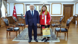 Avrupa boks şampiyonasında 3. olan sporcu ödüllendirildi