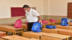 "Başkan amca"dan birinci sınıf öğrencilerine kırtasiye hediyesi