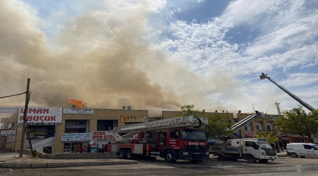 Başkentte iş merkezinin çatısında çıkan yangın söndürüldü