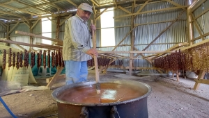 Beypazarı'nda üzüm suları pekmez sucuğuna dönüştürülüyor