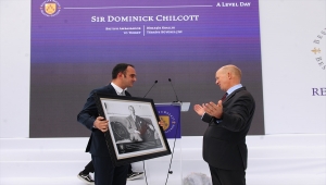 Birleşik Krallık Ankara Büyükelçisi Chilcott'a lise öğrencilerinden Atatürk portresi