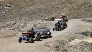 Çubuk'ta kuraklıktan etkilenen üreticiler tankerlerle su taşıyarak sebze bahçelerini suluyor