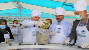 Çubuk'ta üniversite öğrencileri 1,5 tonluk kavanoza turşu kurdu