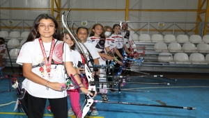 Çubuklu okçu ailenin Türkiye şampiyonu kızı hedef büyüttü