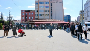 Eskart Başvuru Merkezi önünde uzun kuyruk oluştu