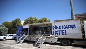 Eskişehir'de öğrencilere ve vatandaşlara simülasyon tırında deprem eğitimi veriliyor