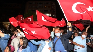 Eskişehir'de Porsuk Çayı'nda botlarla fener alayı düzenlendi