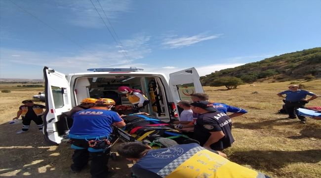 Eskişehir'de yamaç paraşütüyle kayalıklara düşen kişi yaralandı