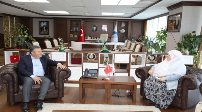 Eskişehir'in Mihalgazi Belediye Başkanı Akgül, Çubuk'ta turşu işletmelerini gezdi