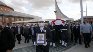 Evinde bıçakla yaralanarak ölen polisin cenazesi Sivas'ta toprağa verildi
