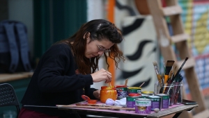 "Fırça tabelacılığı"nın tezini yazan genç sanatçının meslek aşkı 