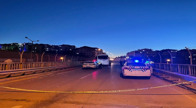 GÜNCELLEME - Başkentte servis aracı ile otomobil çarpıştı: 5 ölü